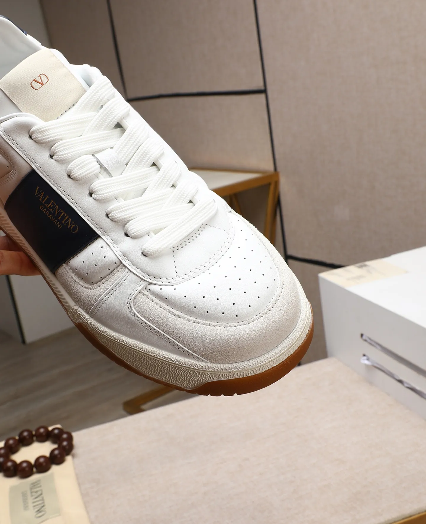 Men's shoes 💰740 [Valentino] Couple model, size: ▪️Size: Women's model 35-40 Men's model 39-44 (45 customized) Valentino Valentino Couple model Joie de Jouer series Velcro Thick sole Bread shoes Couple model Casual sneakers White shoes Original purchase and development Production Joie de Jouer series The style is simple but not out of style. The pure white base is paired with fresh green and soft beige, and the unique Velcro design highlights your personality. Every detail tells fashion and quality. Wear it, take a confident step, and start the trend journey. Delivered in exquisite packaging🛍📦 ▪️Material: Original custom imported first-layer cowhide ▪️Inner lining: Original custom made soft sheepskin lining ▪️Outsole: Original open-molded non-slip TPU material ▪️Sole thickness: 3.5CM